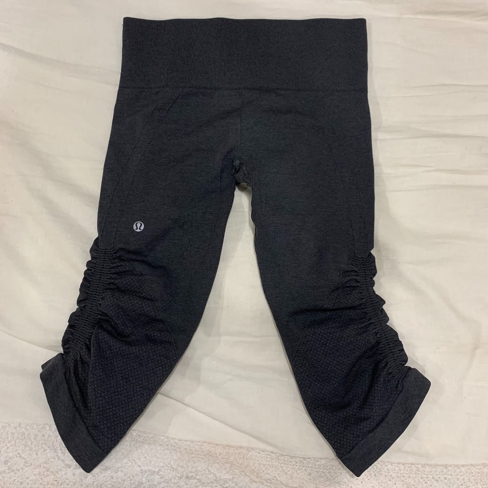 Dark grey/black cropped Lululemon leggings!